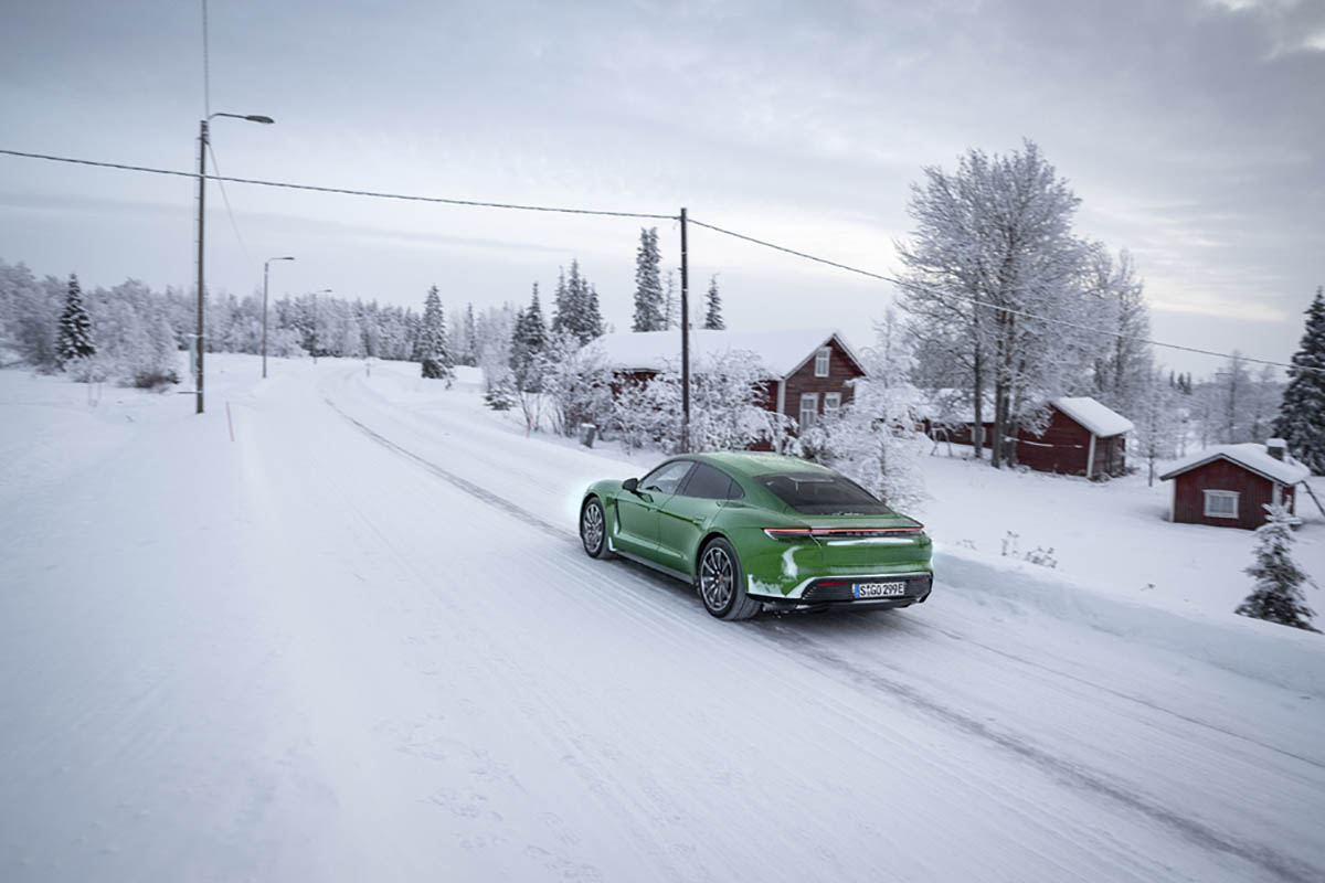 تجربة بورشه تايكان على الثلج - (1).jpg