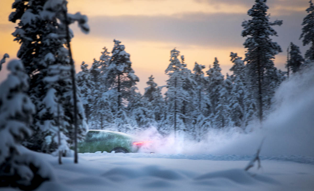 تجربة بورشه تايكان على الثلج - (10).jpg
