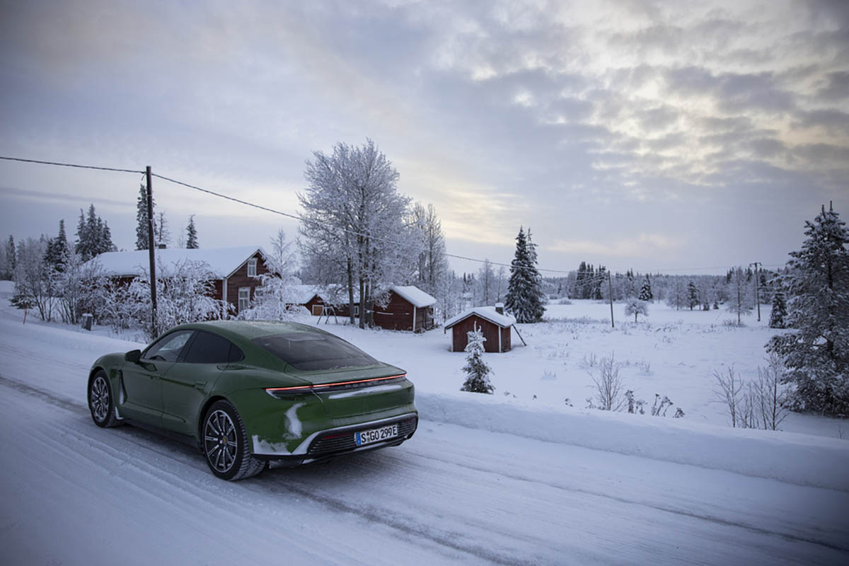 تجربة بورشه تايكان على الثلج - (14).jpg