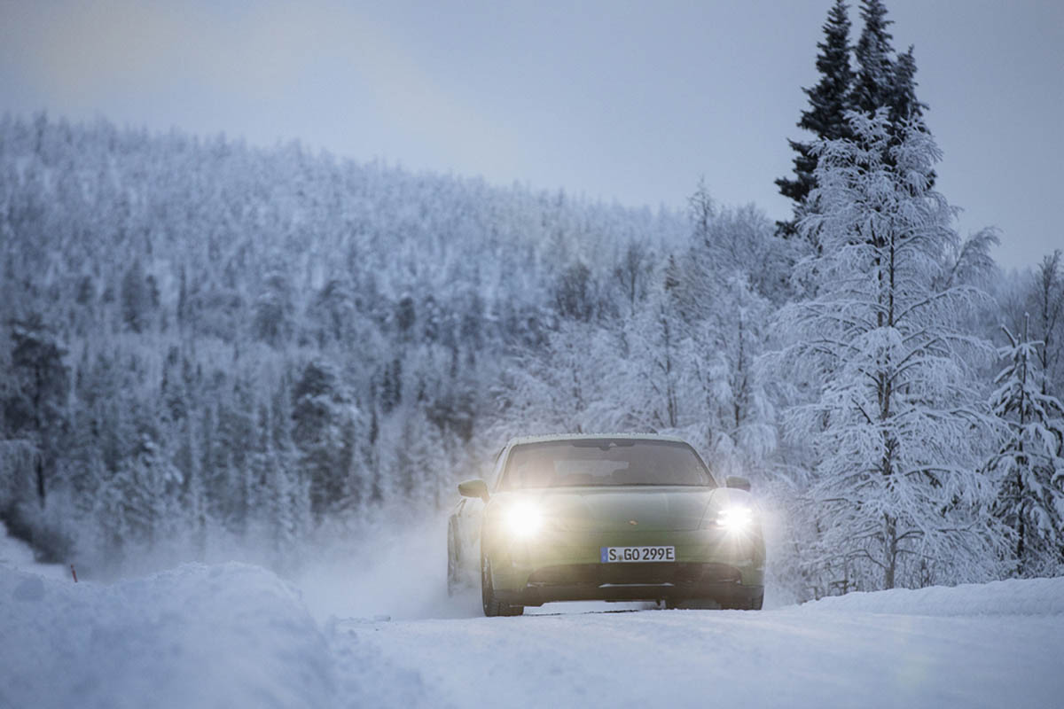 تجربة بورشه تايكان على الثلج - (15).jpg