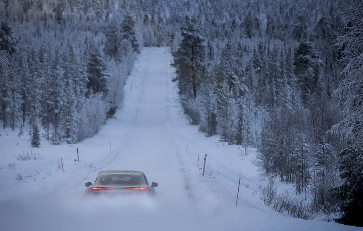تجربة بورشه تايكان على الثلج - (16).jpg