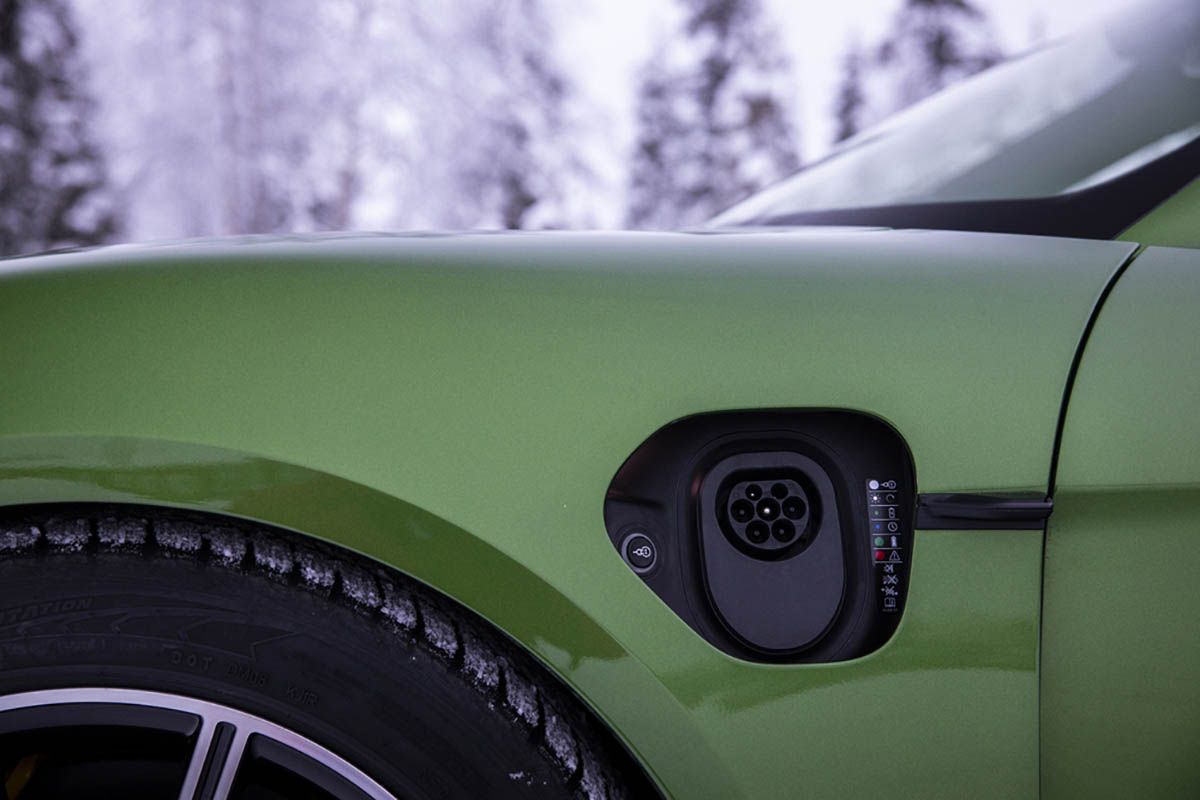 تجربة بورشه تايكان على الثلج - (18).jpg