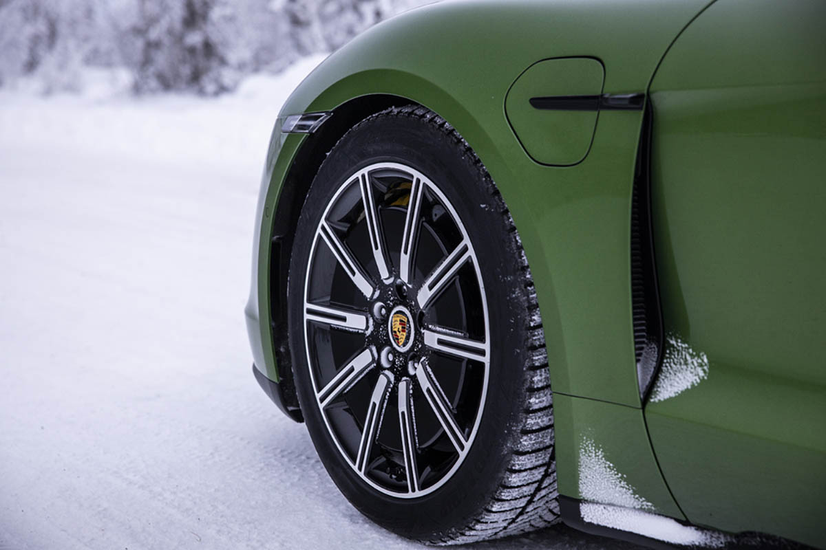 تجربة بورشه تايكان على الثلج - (20).jpg