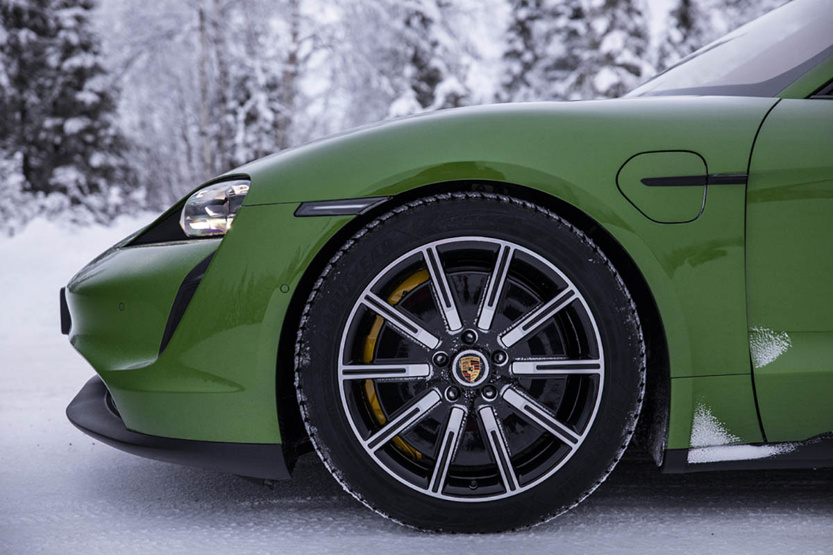 تجربة بورشه تايكان على الثلج - (21).jpg