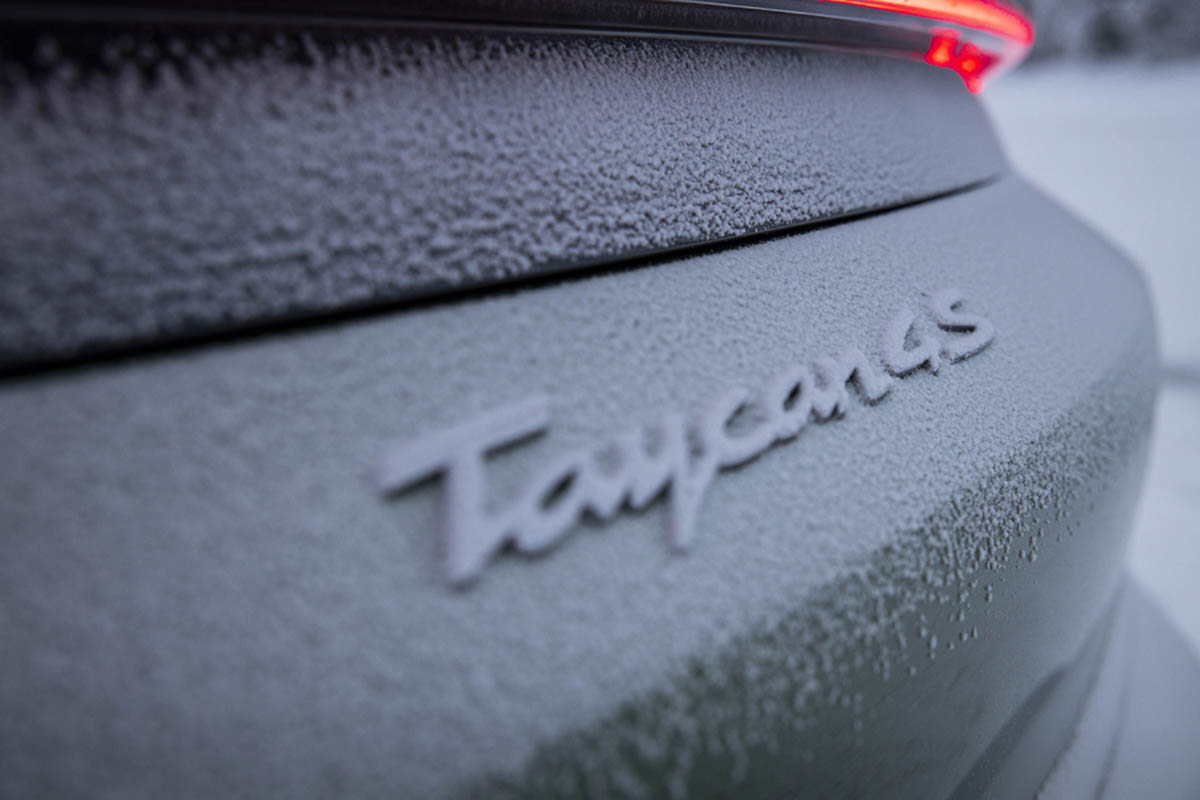 تجربة بورشه تايكان على الثلج - (22).jpg