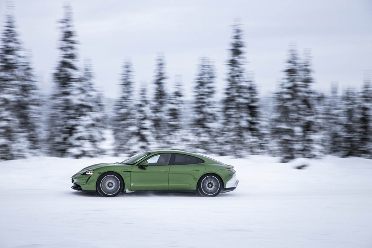 تجربة بورشه تايكان على الثلج - (23).jpg