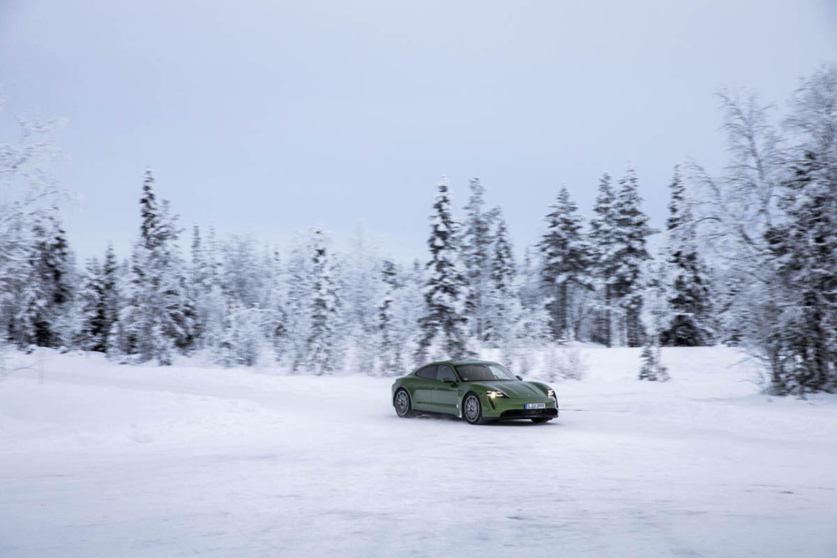 تجربة بورشه تايكان على الثلج - (25).jpg