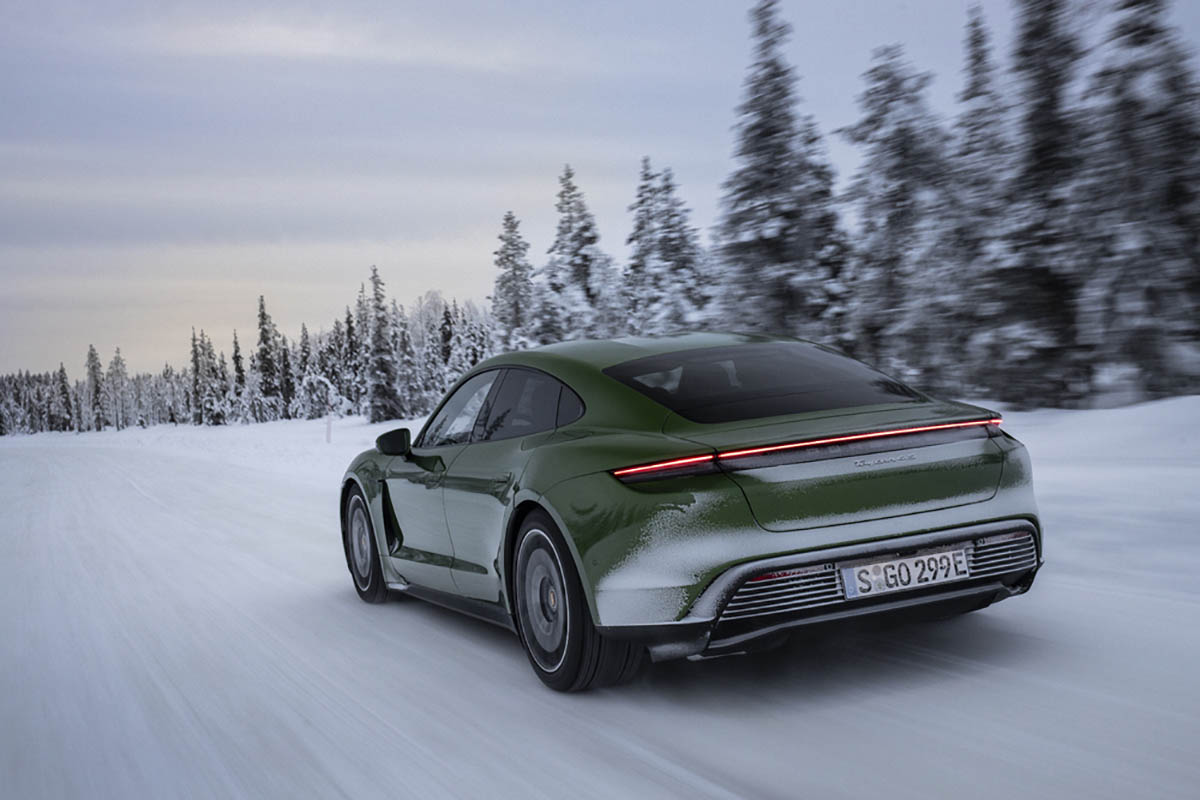 تجربة بورشه تايكان على الثلج - (26).jpg