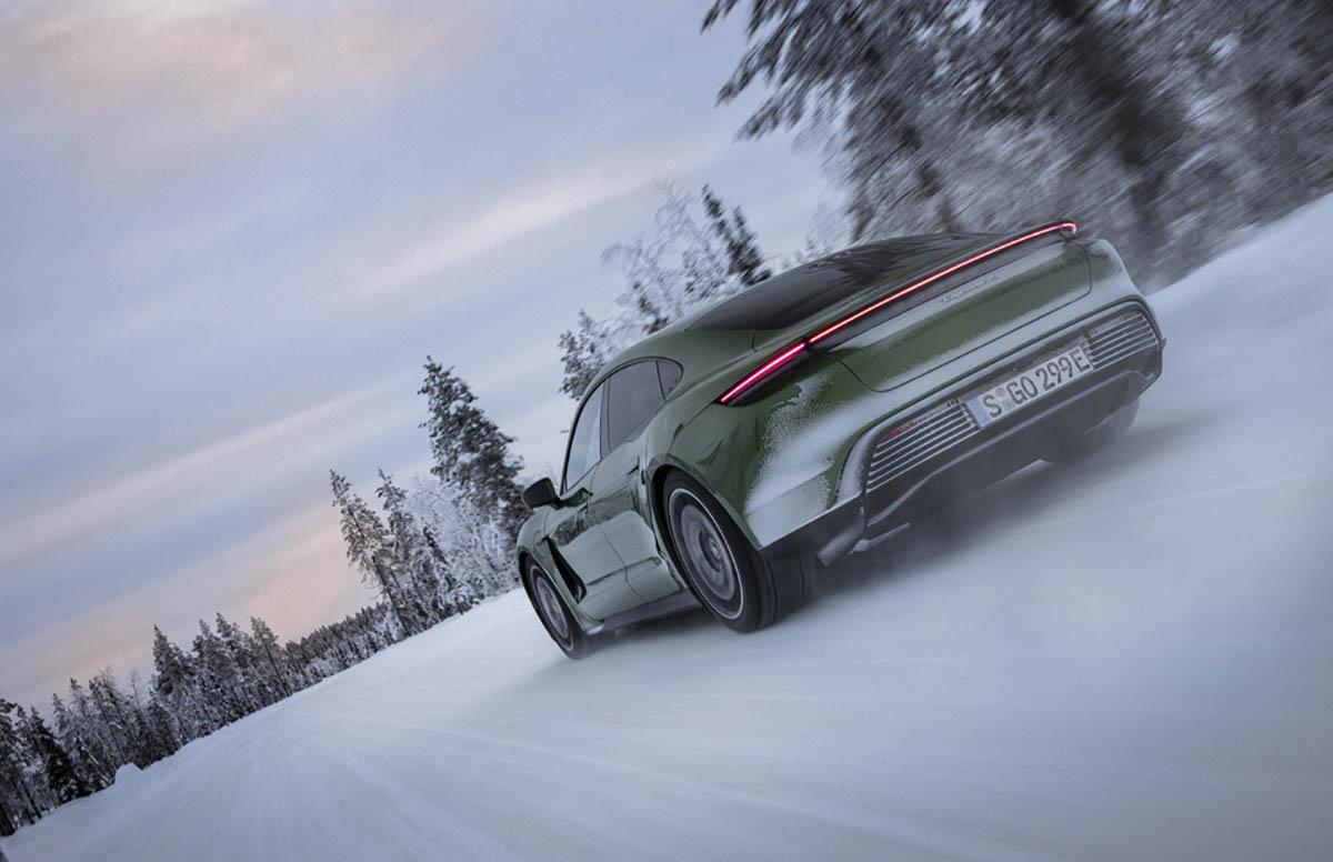 تجربة بورشه تايكان على الثلج - (27).jpg