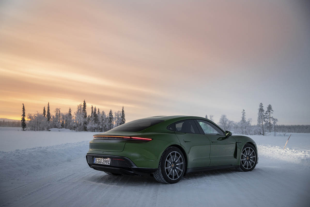 تجربة بورشه تايكان على الثلج - (36).jpg