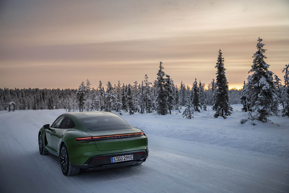 تجربة بورشه تايكان على الثلج - (41).jpg