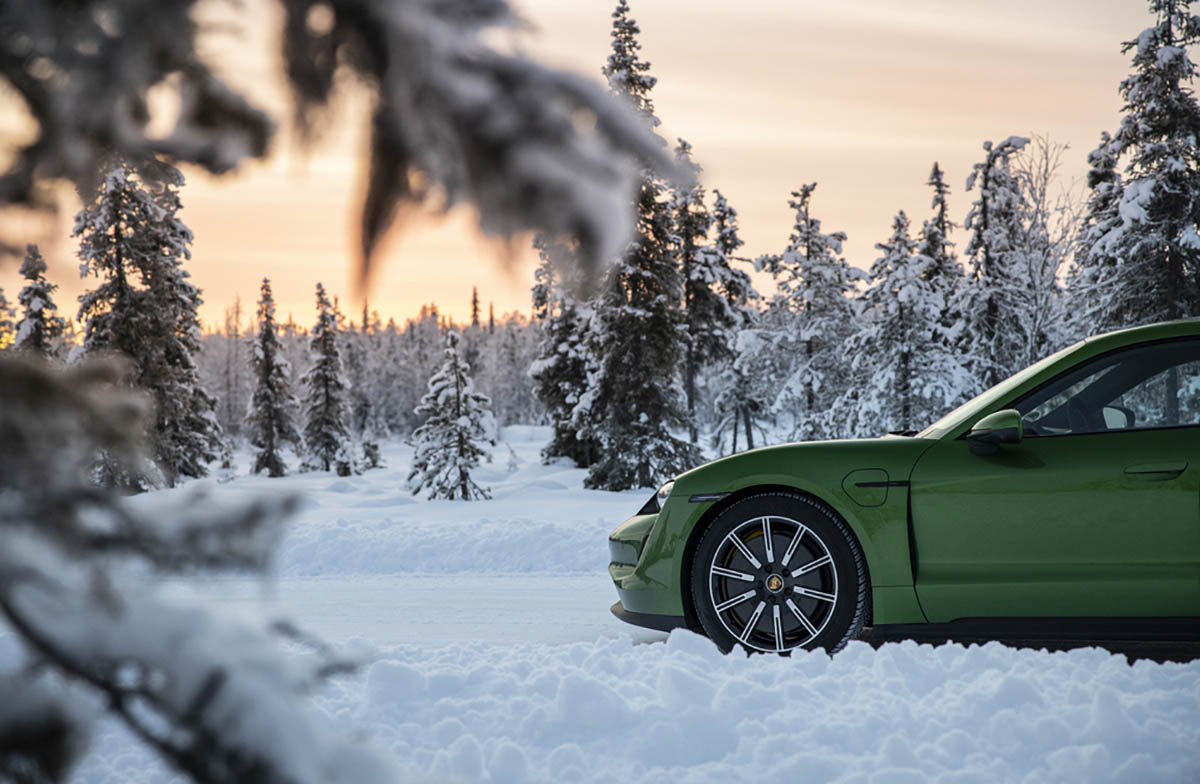 تجربة بورشه تايكان على الثلج - (42).jpg