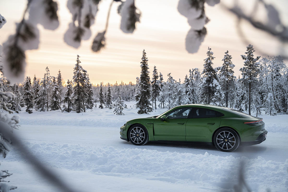 تجربة بورشه تايكان على الثلج - (44).jpg