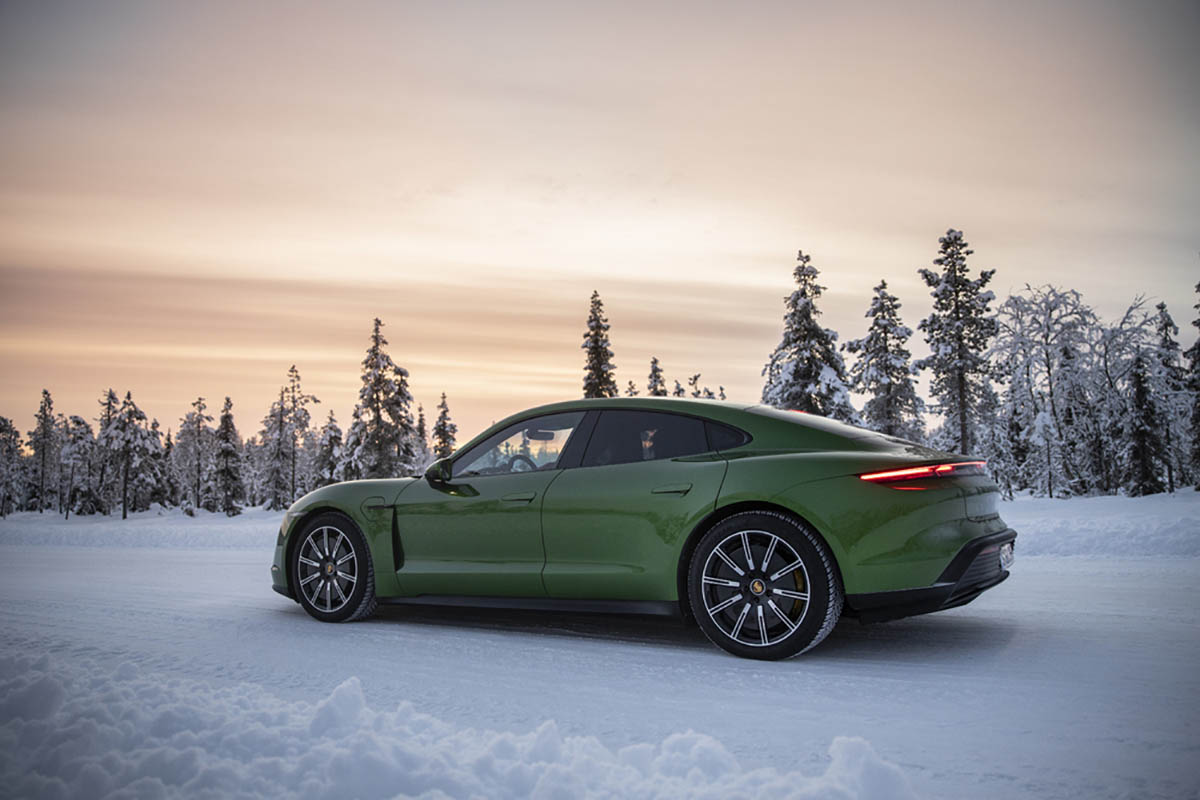 تجربة بورشه تايكان على الثلج - (45).jpg