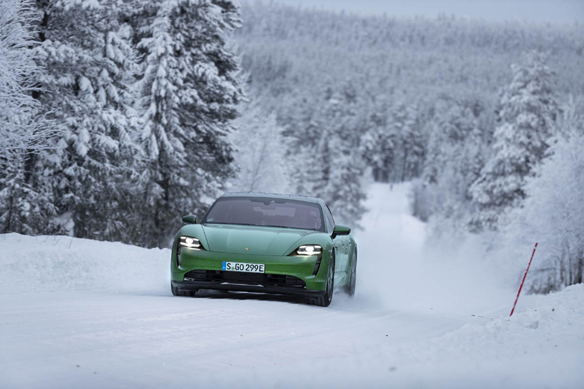 تجربة بورشه تايكان على الثلج - (51).jpg