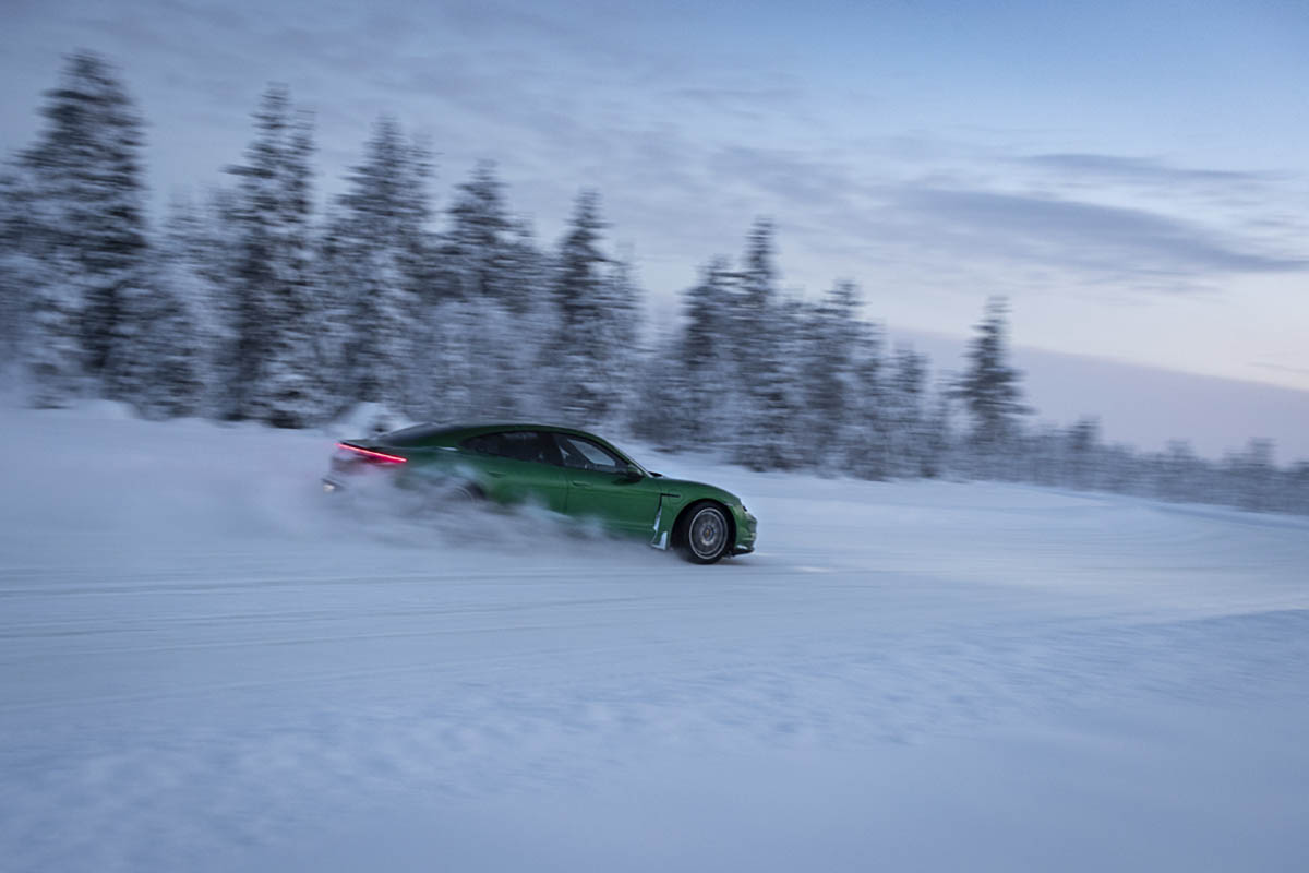 تجربة بورشه تايكان على الثلج - (52).jpg