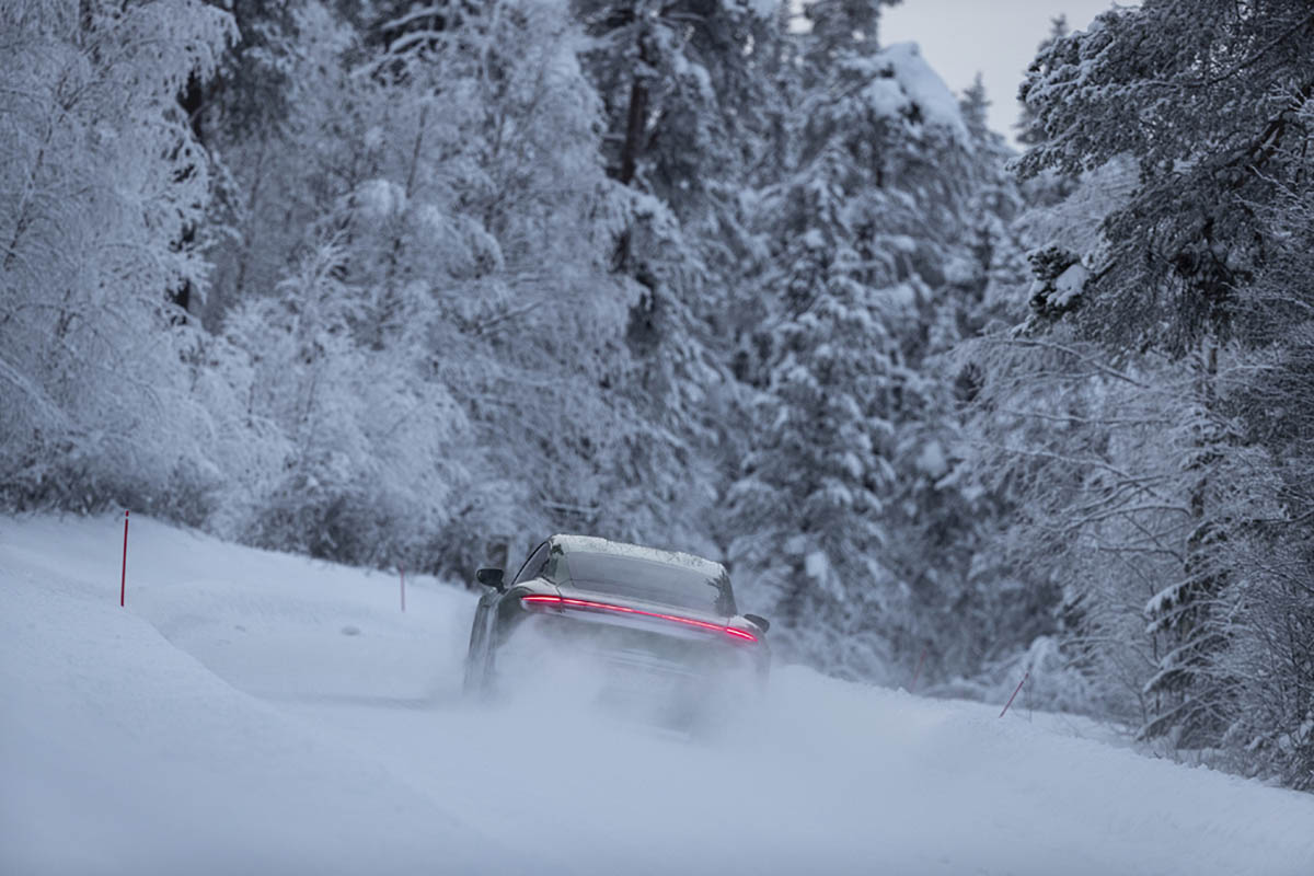 تجربة بورشه تايكان على الثلج - (53).jpg