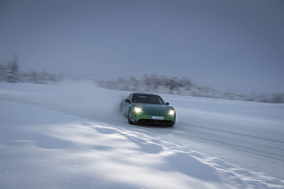 تجربة بورشه تايكان على الثلج - (54).jpg