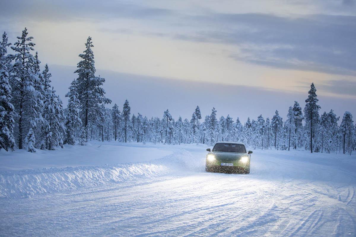 تجربة بورشه تايكان على الثلج - (7).jpg