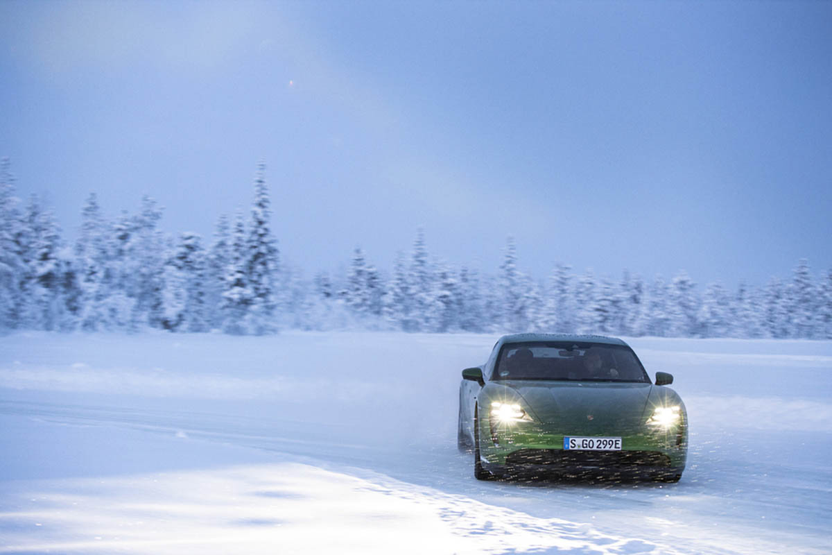 تجربة بورشه تايكان على الثلج - (9).jpg