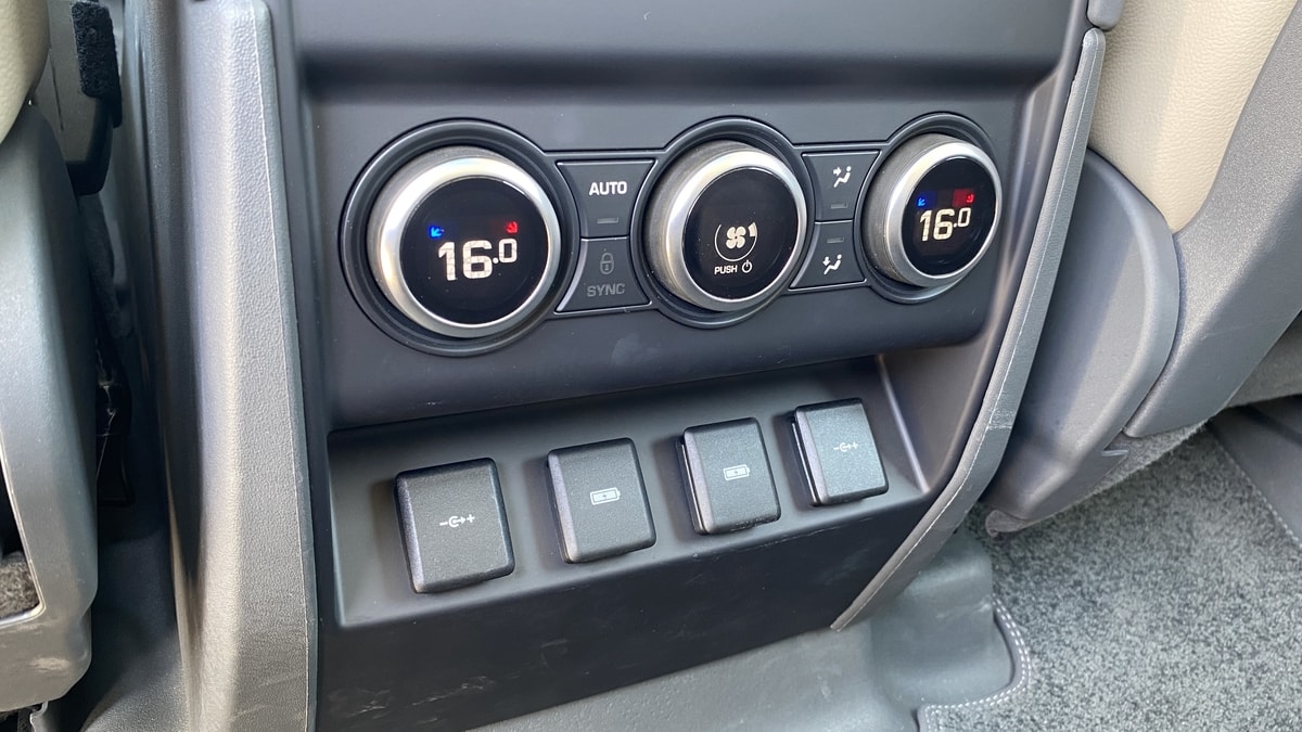 لاند روفر ديفندر 2021 (49).jpg