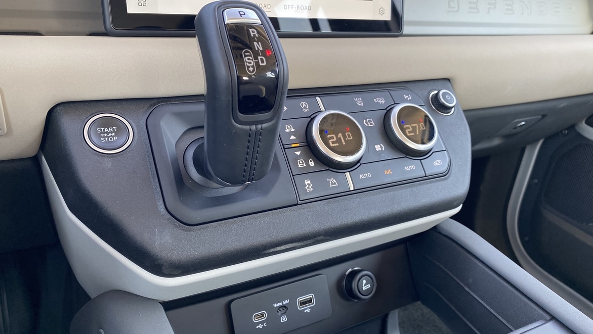 لاند روفر ديفندر 2021 (74).jpg