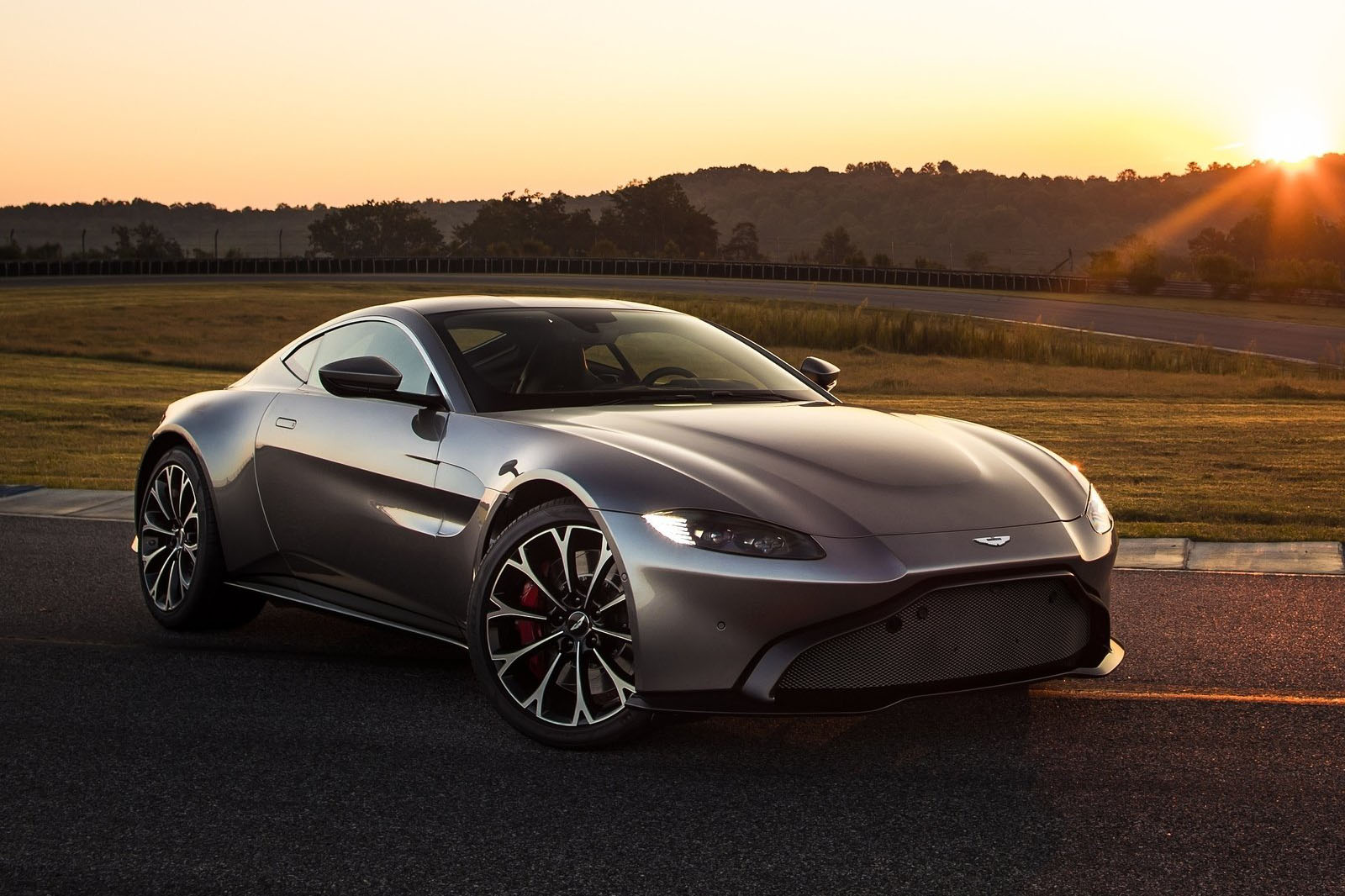 استون مارتن فانتاج 2019 - (1).jpg