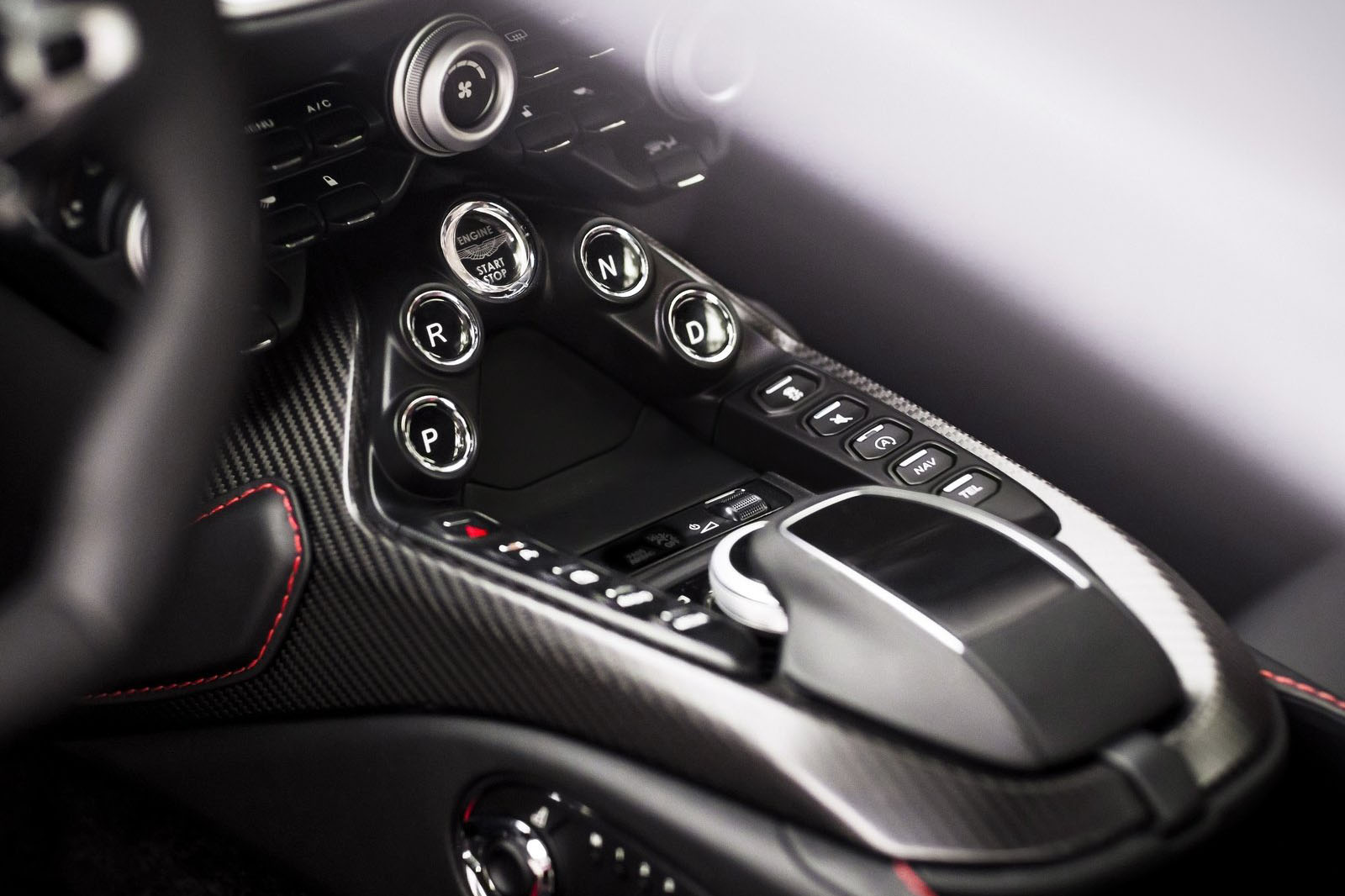 استون مارتن فانتاج 2019 - (11).jpg