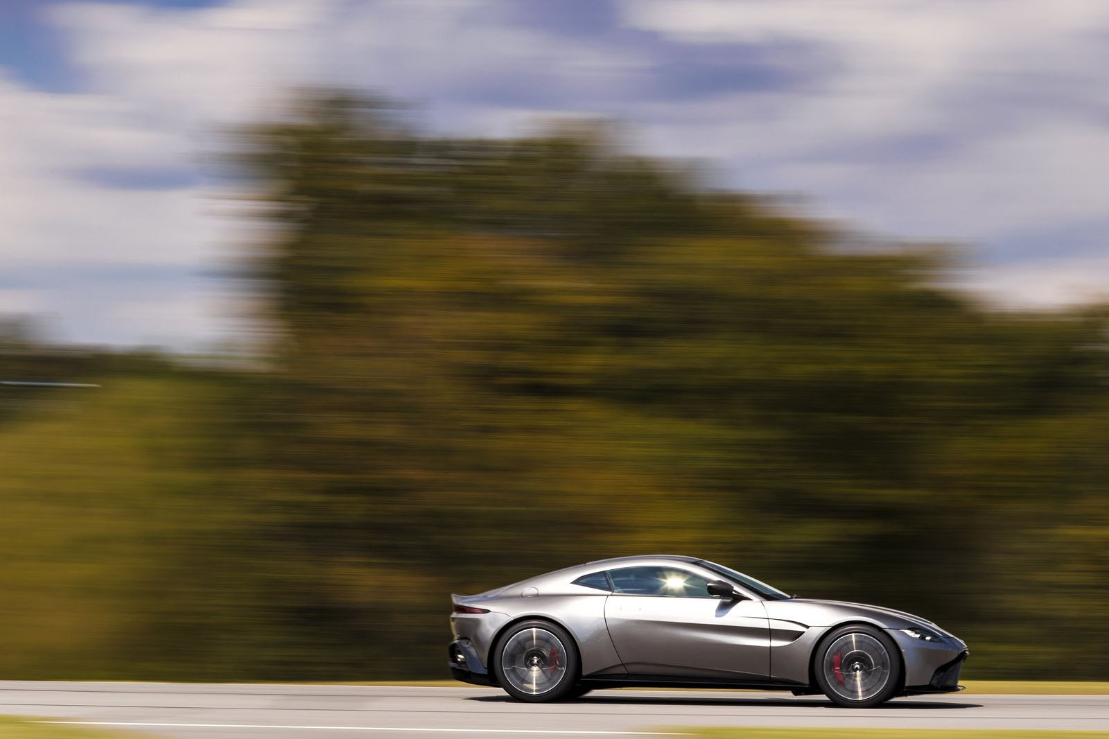 استون مارتن فانتاج 2019 - (3).jpg