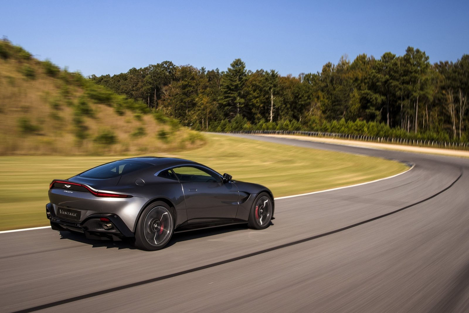 استون مارتن فانتاج 2019 - (4).jpg