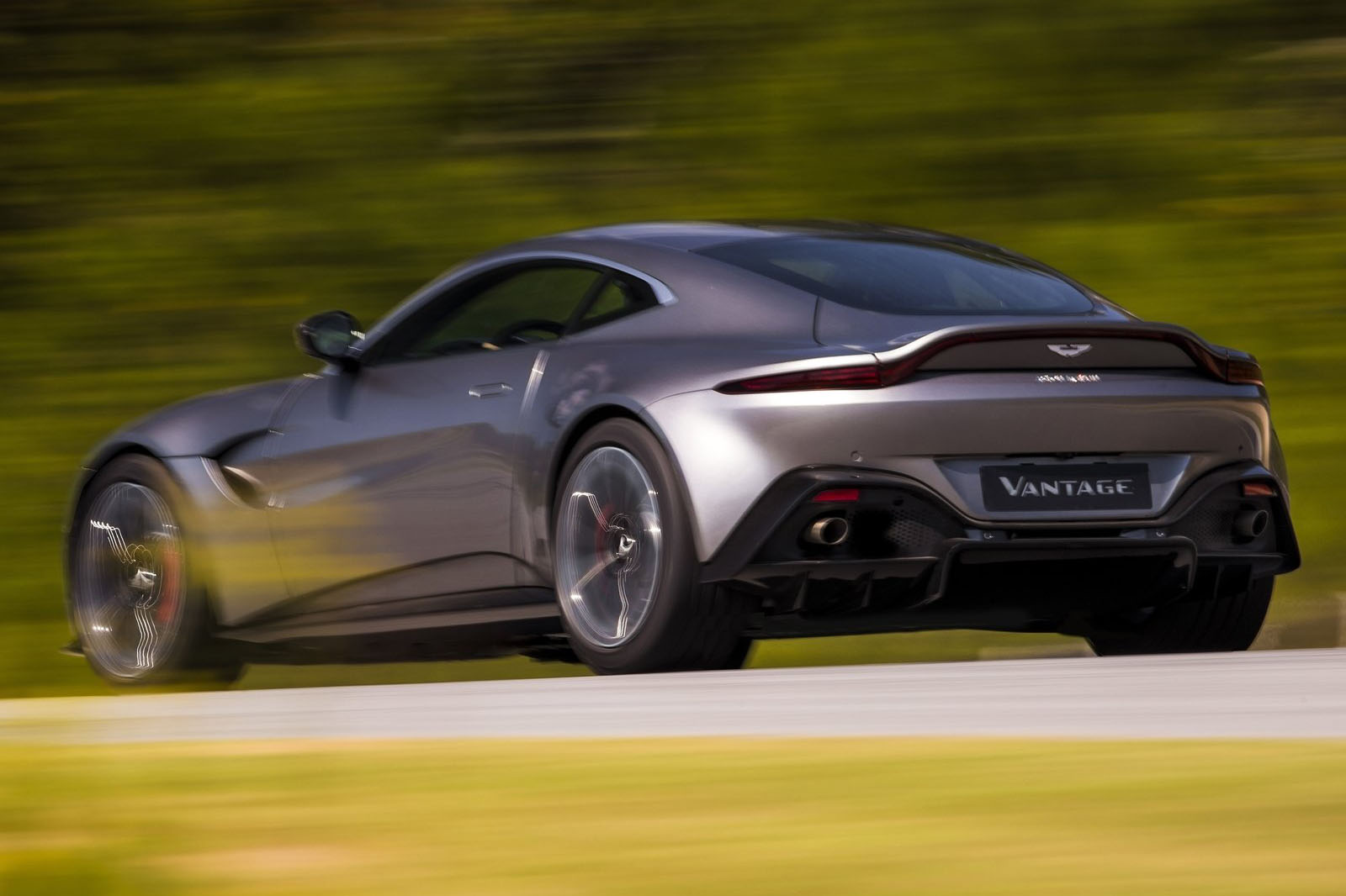 استون مارتن فانتاج 2019 - (5).jpg