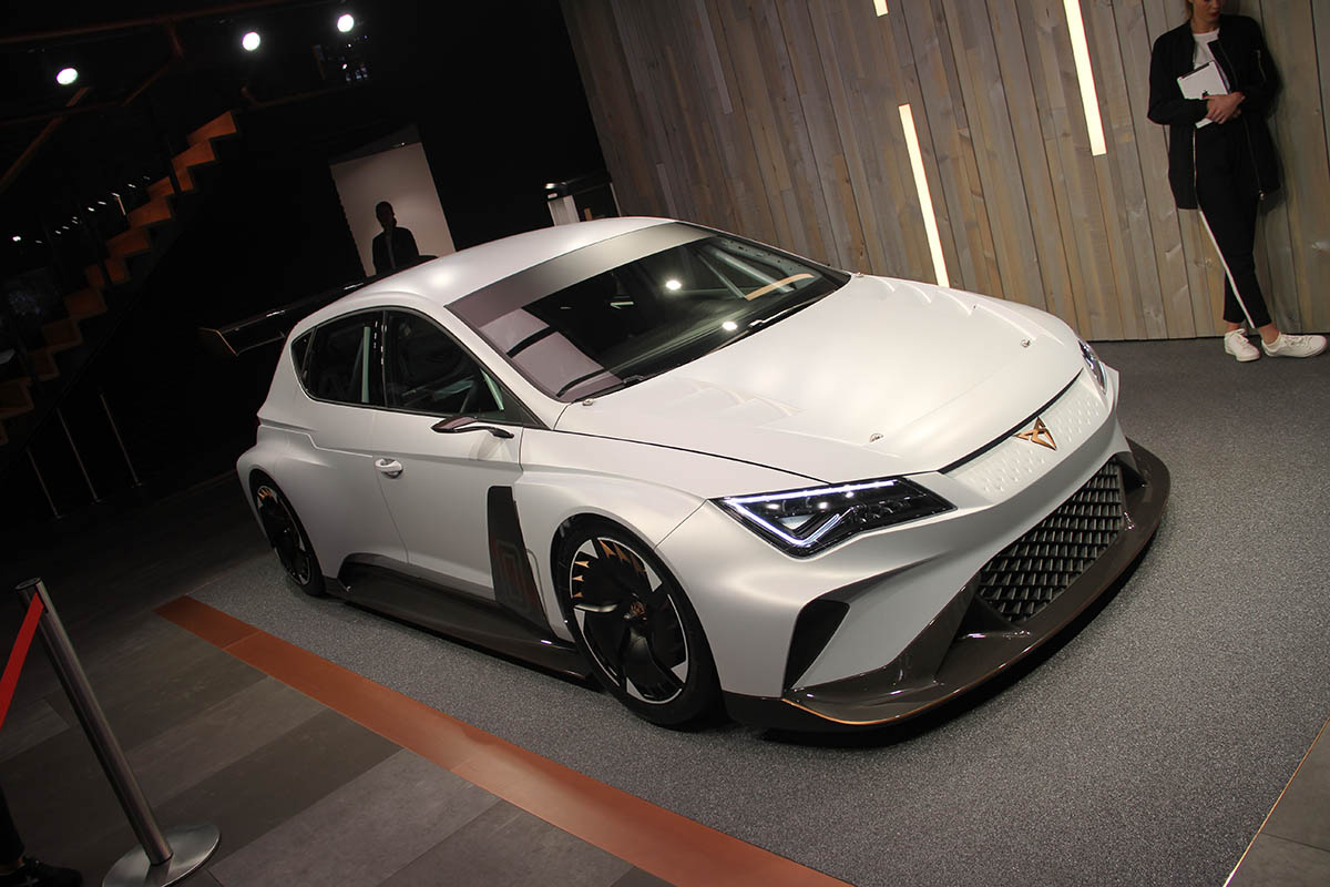 معرض جنيف للسيارات 2018 - 035.jpg