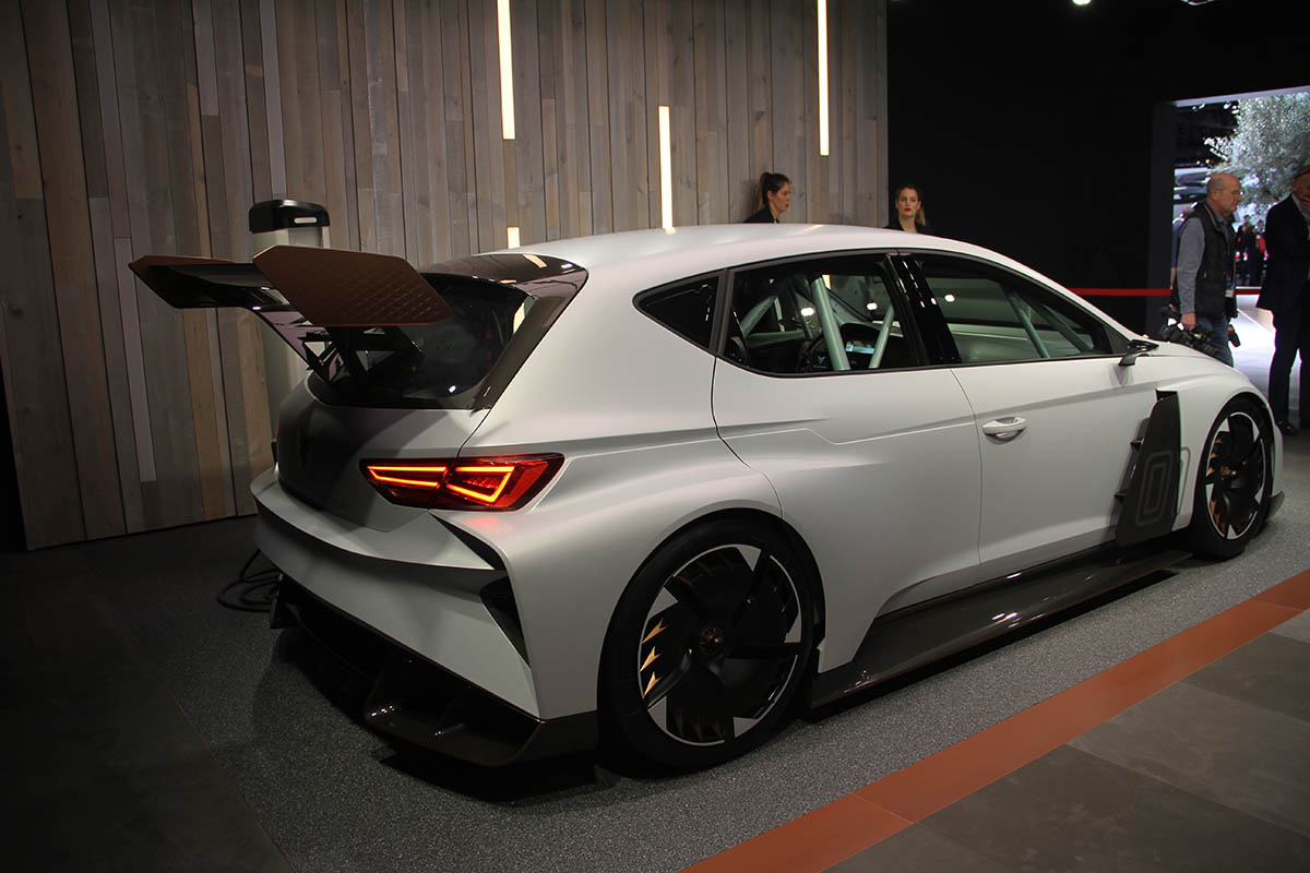 معرض جنيف للسيارات 2018 - 036.jpg